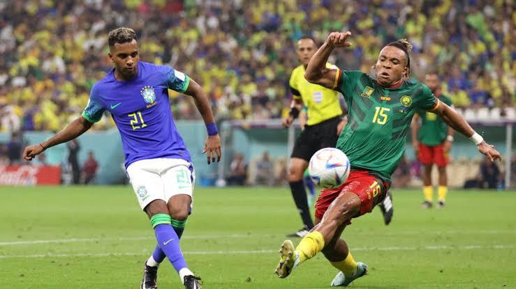 Brasil leva gol nos acréscimos e perde para Camarões, mas avança em 1º