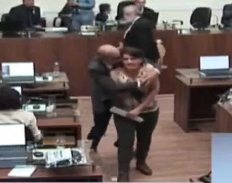 ASSISTA: Vereadora se revolta ao ser agarrada e beijada à força por vereador na Câmara