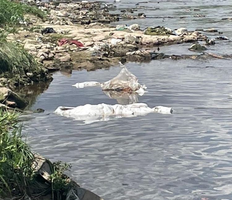 Corpo enrolado em saco plástico é achado boiando em igarapé de Manaus