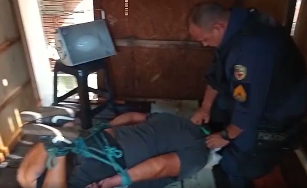 Avô que ia morrer no lugar do neto no ‘Tribunal do Crime’ em Manaus é salvo pela PM