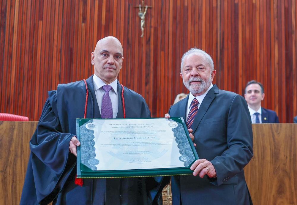 Lula diz receber diploma no TSE 'em nome da liberdade, da dignidade e da felicidade do povo brasileiro'