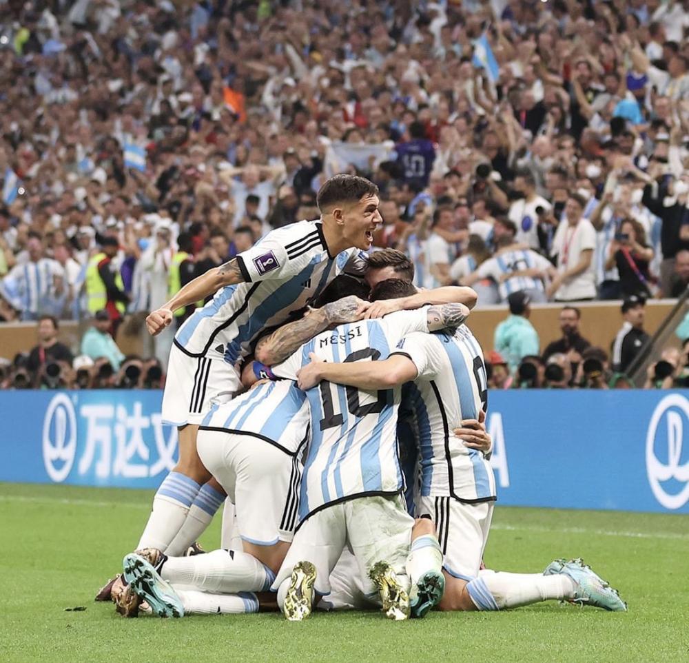Em jogaço de 6 gols, Argentina vence a França nos pênaltis e é tricampeã mundial