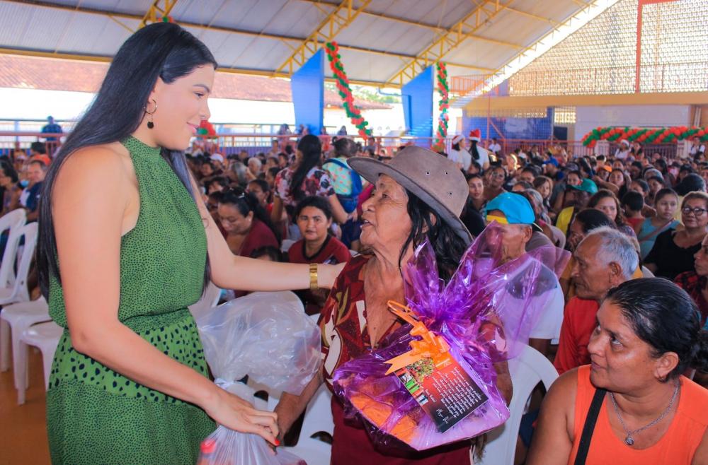 Em ação solidária Mayra Dias distribui ceias de natal e brinquedos para famílias carentes de Parintins   
