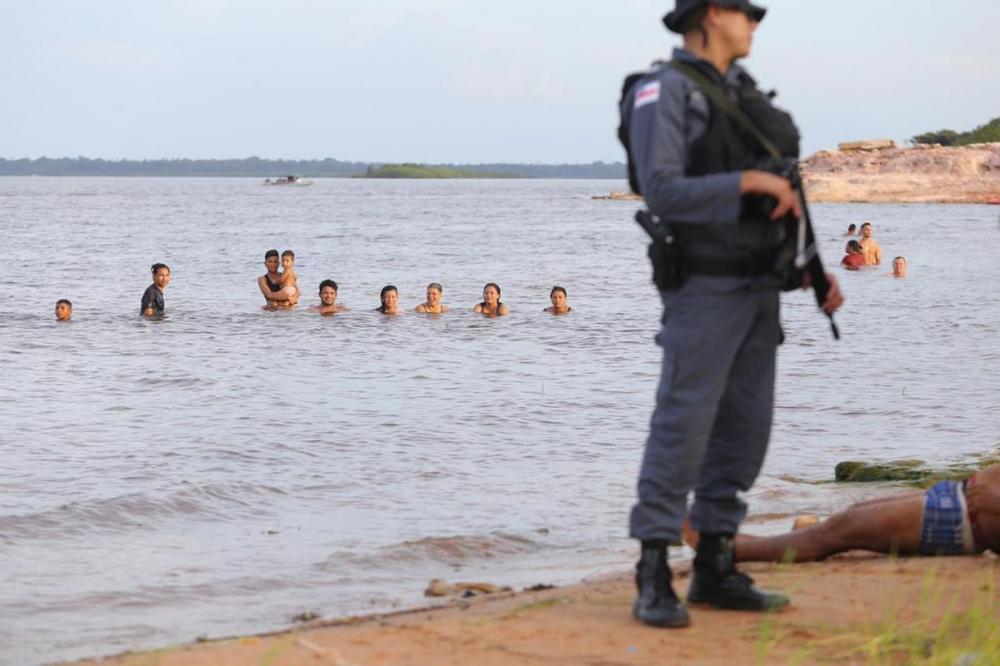 Corpo é encontrado boiando por banhistas em praia de Manaus