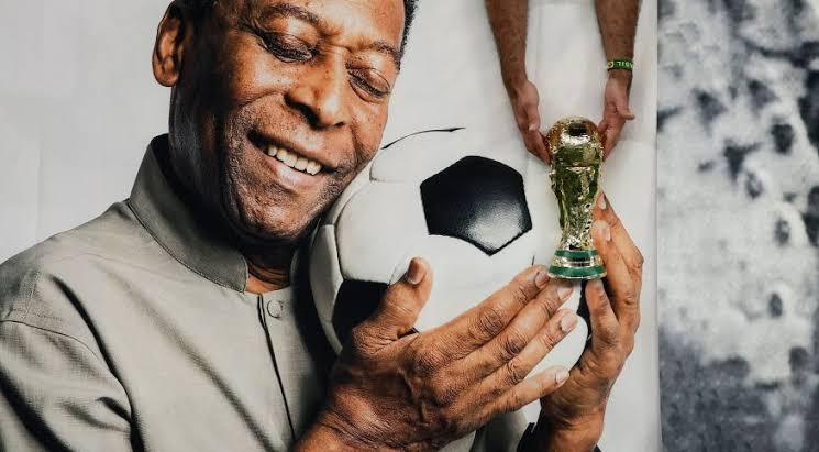 Morre o Rei do futebol mundial, Pelé, aos 82 anos em São Paulo
