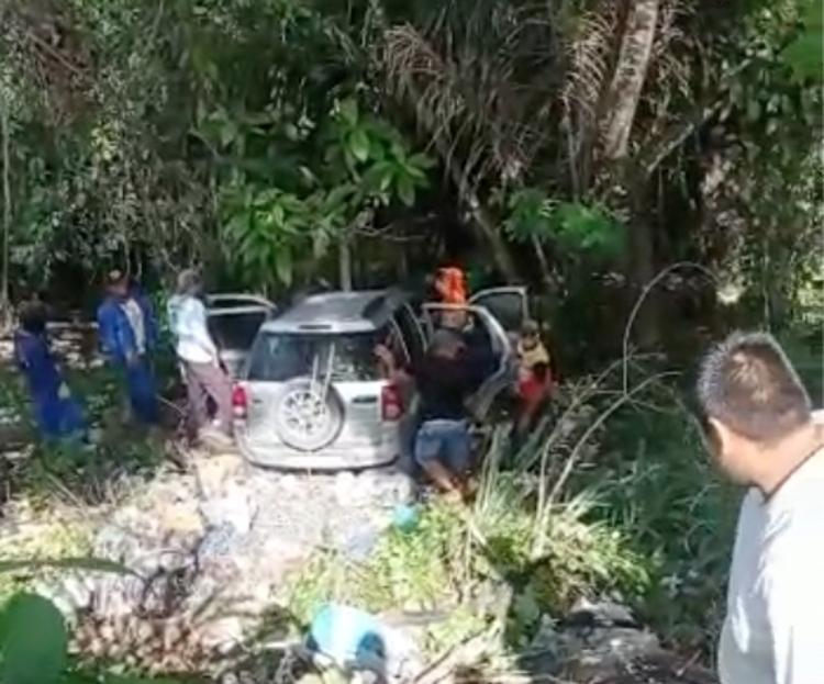 Motorista tem mal súbito e morre após carro cair em ribanceira em Manaus   