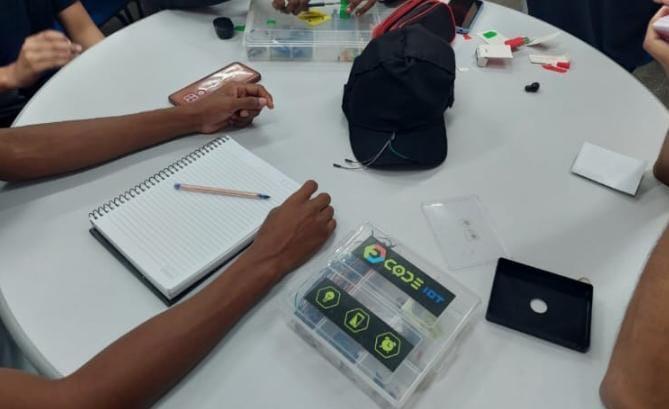 No Amazonas, alunos do Ensino Médio desenvolvem boné automatizado para auxiliar deficientes visuais