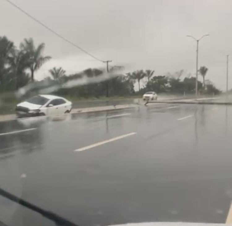 Carro arranca poste durante acidente em meio a temporal na Ponte Rio Negro