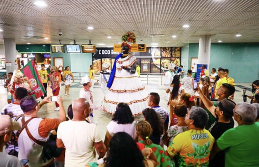 Boneca Kamélia é recebida com festa, abrindo oficialmente o Carnaval 2023 em Manaus