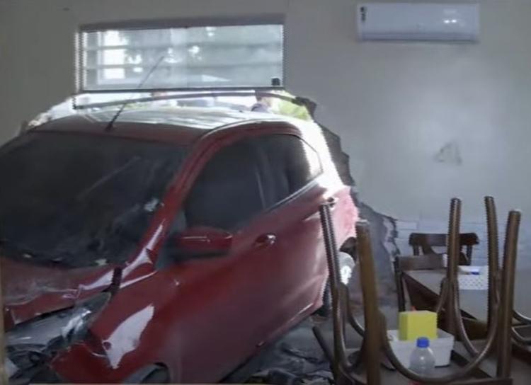Carro desgovernado atravessa parede de café da manhã em Manaus