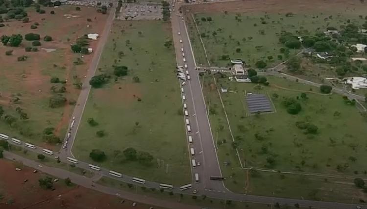 Comboio leva mais de 1,2 mil manifestantes bolsonaristas para a sede da PF