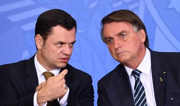 PF acha na casa de ex-ministro de Bolsonaro minuta para tentar mudar resultado eleitoral