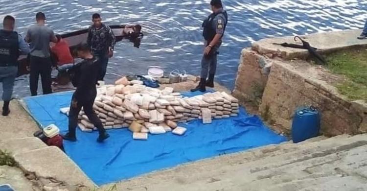 Casal é flagrado com quase 400 kg de droga em fundo falso de canoa no Amazonas