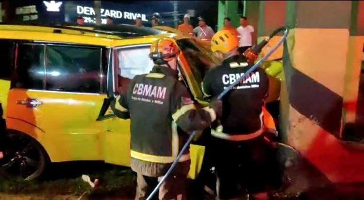 Funcionário de oficina morre em acidente após sair escondido com carro do cantor Wanderley Andrade em Manaus