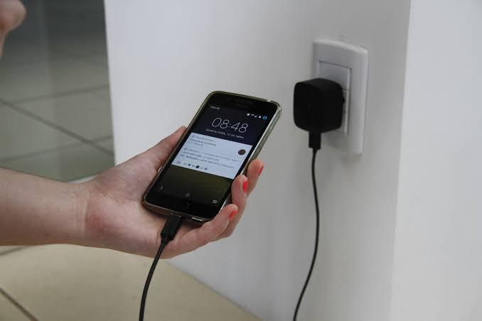 Jovem morre após levar choque de celular que carregava na tomada em Manaus