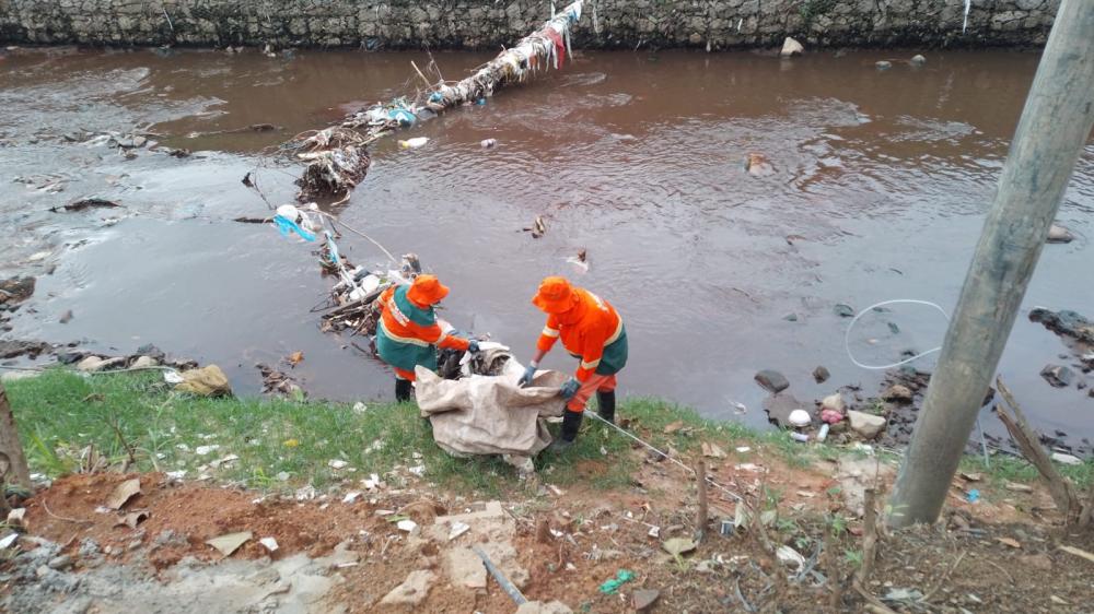 Prefeitura de Manaus realiza operação de limpeza em três igarapés da cidade