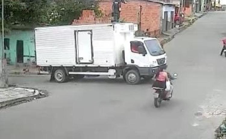 Casal morre após ser arremessado em acidente com caminhão em Manaus