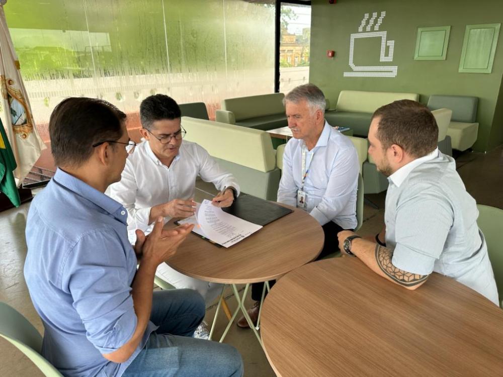 David Almeida assina decretos que criam selos ‘Amigos da Natureza’ e ‘Amigos dos Animais’