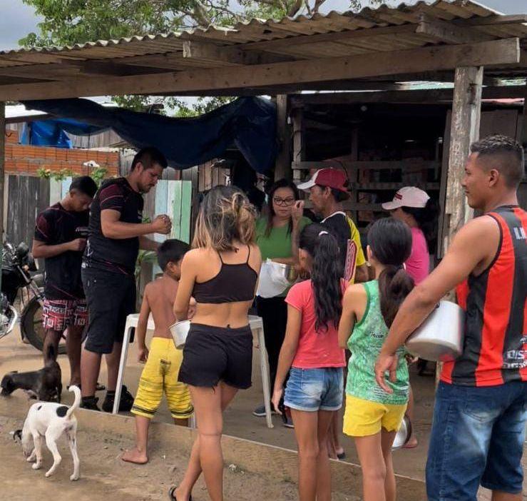 Márcia Baranda comemora aniversário distribuindo kits escolares e sopa solidária