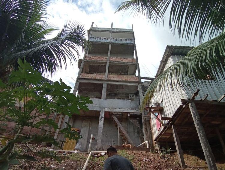 Com risco de desabar, prédio é interditado após forte chuva em Manaus