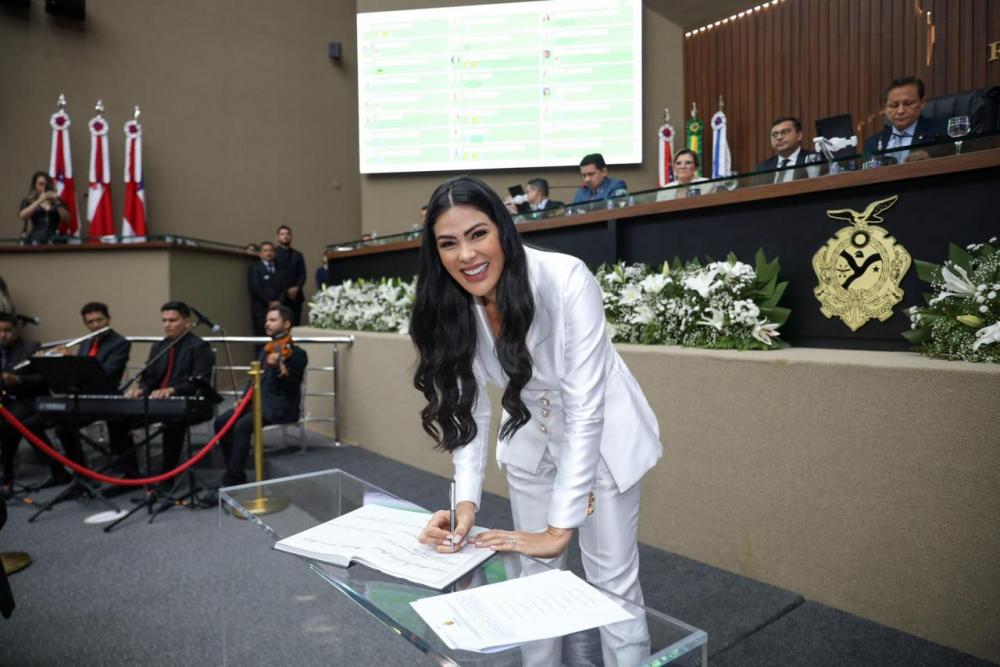 Empossada, deputada Mayra Dias vai trabalhar ao lado da população do Amazonas