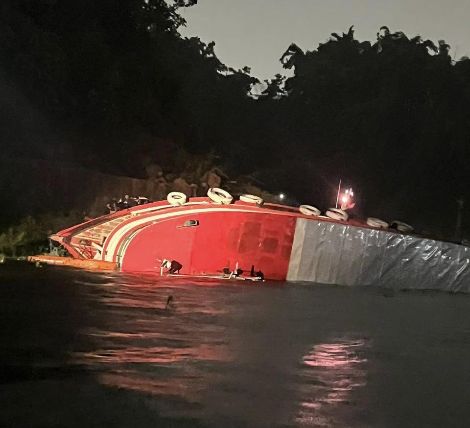 Corpo de Bombeiros resgata quarenta e duas pessoas de naufrágio em Manaus