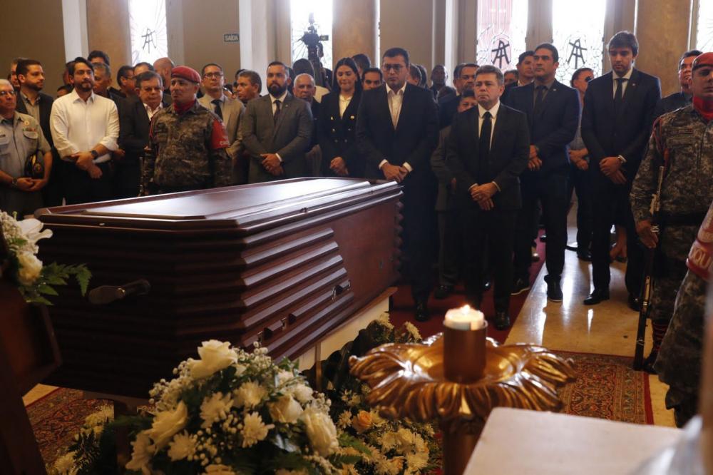 Funeral do ex-governador Amazonino Mendes é realizado no Teatro Amazonas
