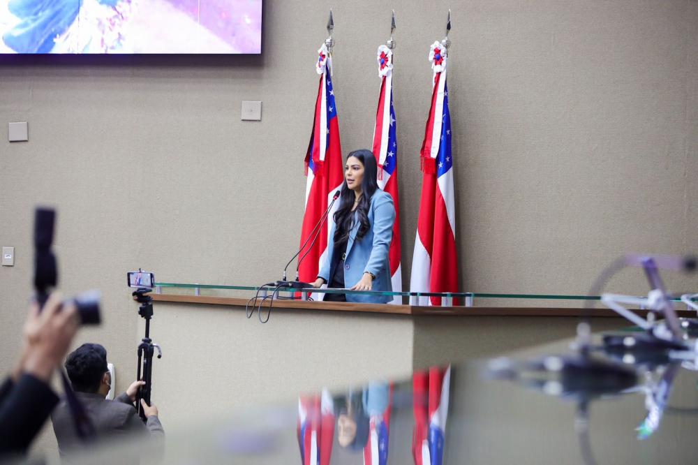 Artistas de Parintins que brilharam no Carnaval  recebem Moção de Aplausos da deputada Mayra Dias