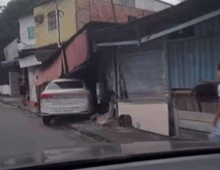 Homem fica ferido após carro invadir banca de frutas em Manaus