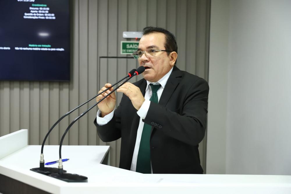 Massilon cobra cercamento do terreno abandonado da Câmara e questiona despesa em prédio da Suframa