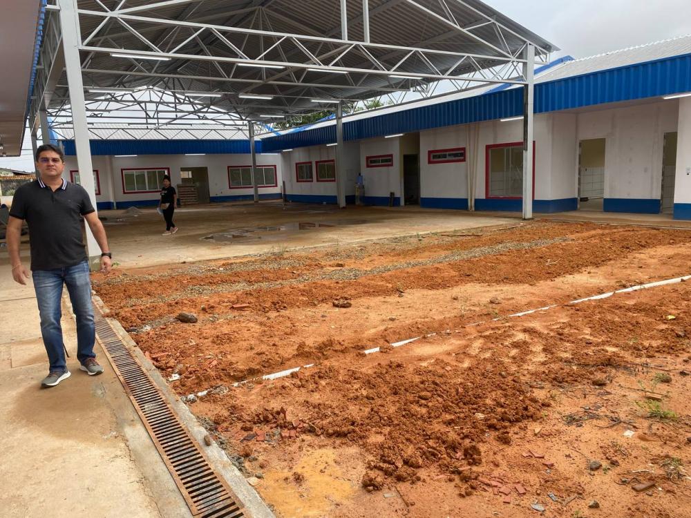 Em Manaus, vereador Jander Lobato inspeciona obras de Creche do bairro Planalto
