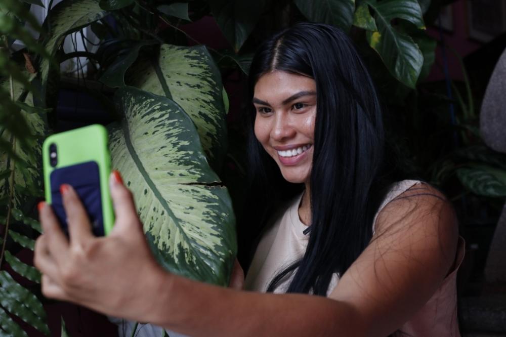 Influenciadora indígena amazonense, Ira Maragua promove turismo e cultura nas redes sociais