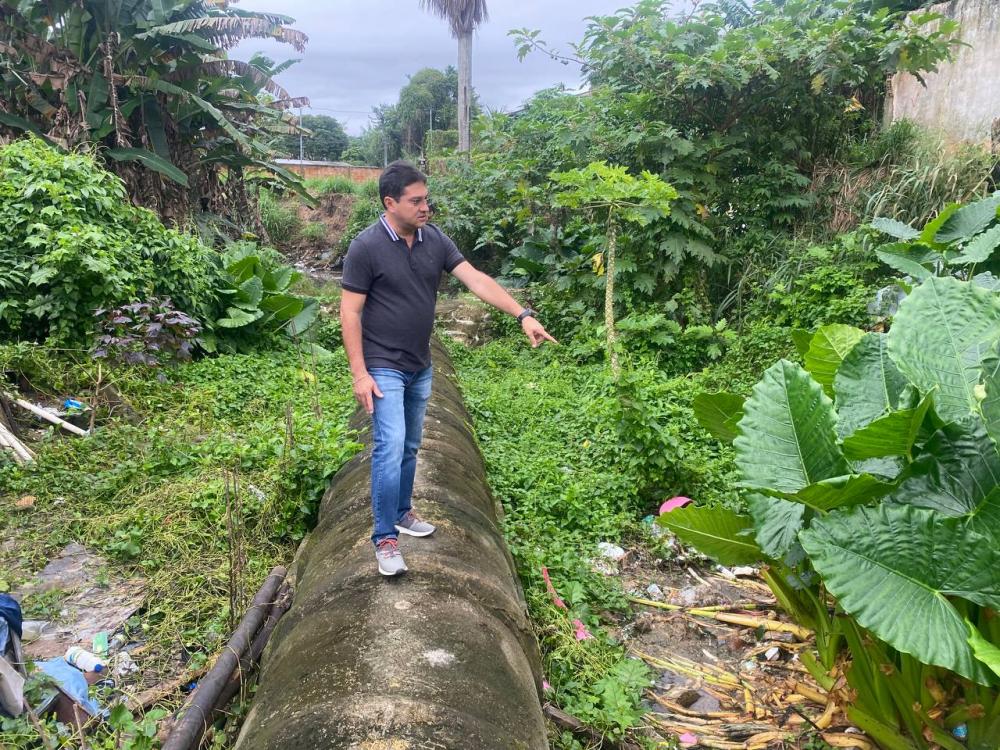 Jander Lobato inspeciona problema de infraestrutura no bairro da Redenção