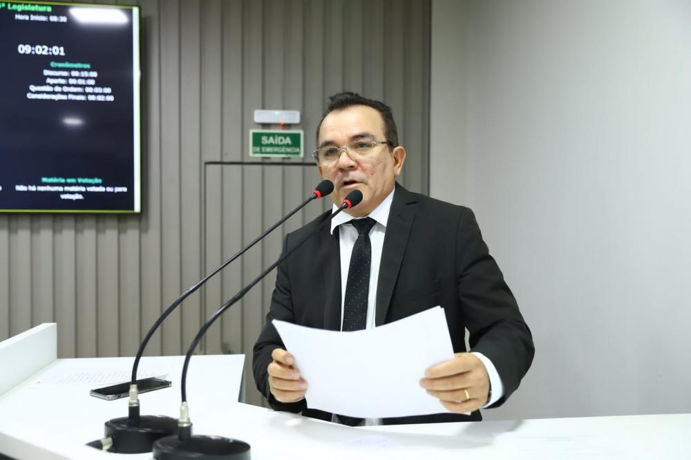 Massilon solicita à ADAF, tendas para feira livre das camaroeiras em Parintins