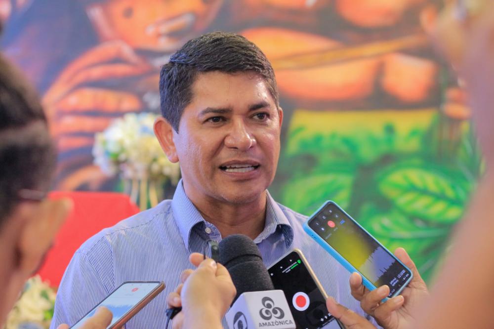 Bi Garcia concede reajuste salarial de 5,79% a servidores administrativos efetivos de Parintins