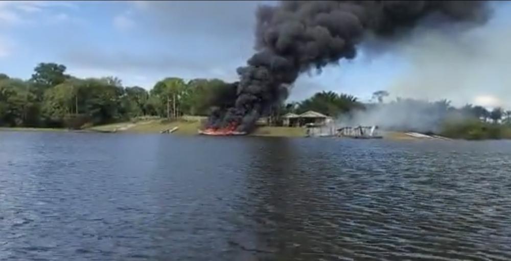 Passageiros têm queimaduras graves após barco pegar fogo no Amazonas