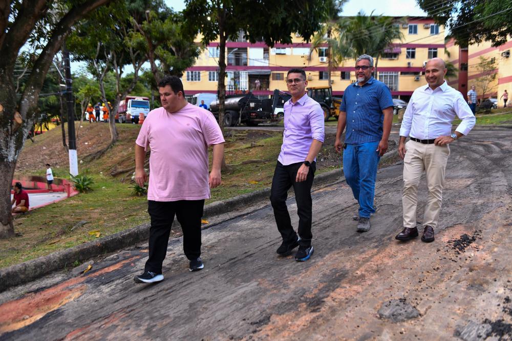 Prefeito David Almeida fiscaliza fase final dos serviços de recapeamento no conjunto Ayapuá