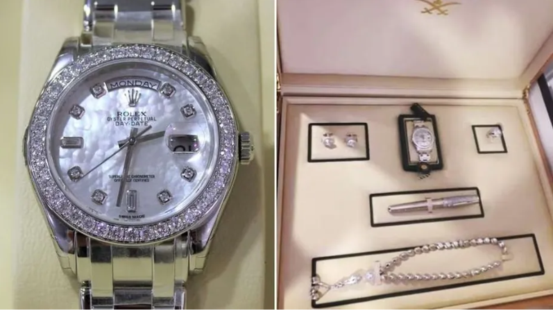 Bolsonaro ficou com 3º pacote de joias avaliado em R$ 500 mil, diz jornal