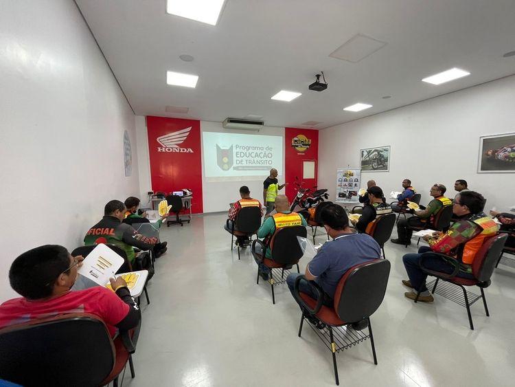 Curso de pilotagem defensiva para mototaxistas é oferecido pela Prefeitura de Manaus