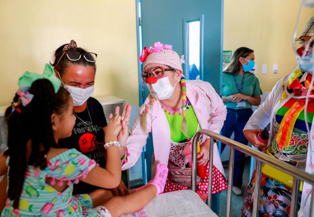 Artistas levam a alegria do circo para pacientes de hospitais infantis públicos de Manaus