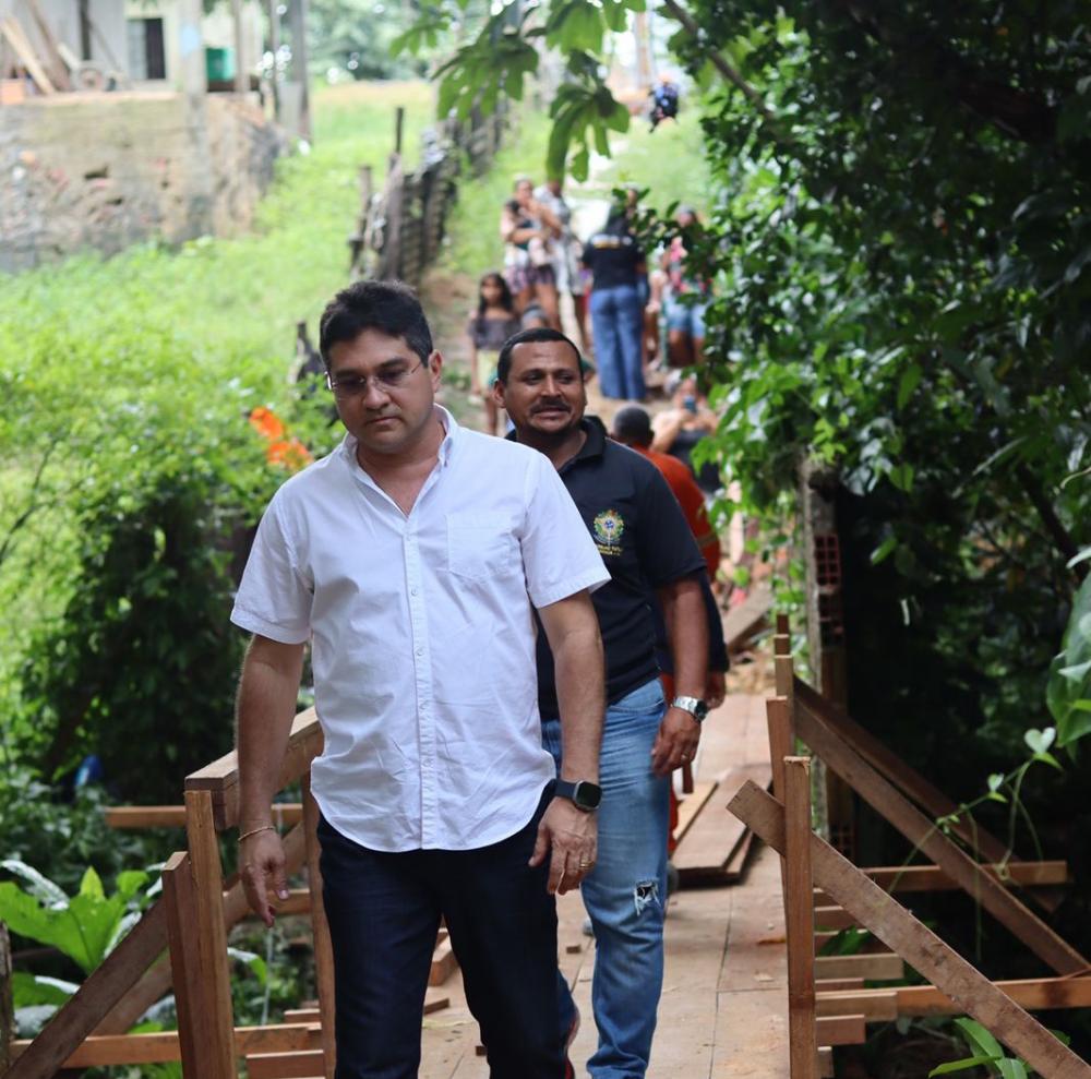 Estrutura de ponte é concluída no bairro Val Paraíso após solicitação do vereador Jander Lobato