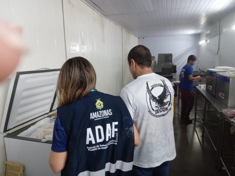 Mais de duas toneladas de produtos vencidos são apreendidas em Manaus