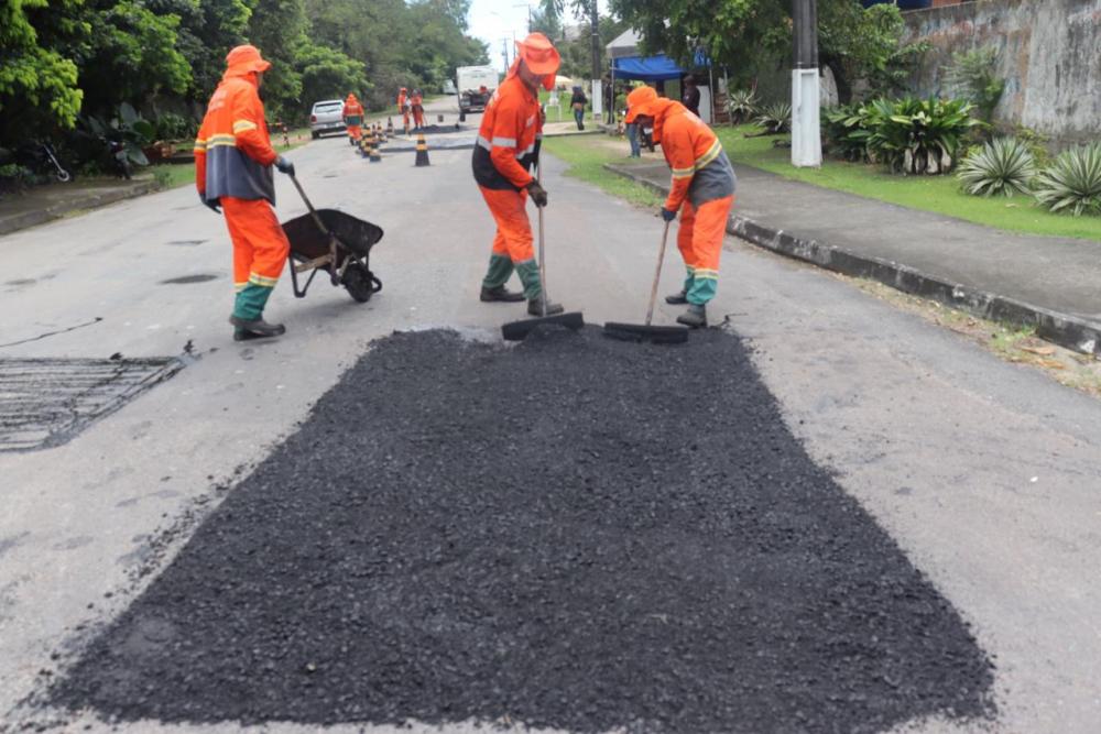 Obras de recapeamento asfáltico são realizadas nos bairros Chapada e Flores com apoio de Jander Lobato