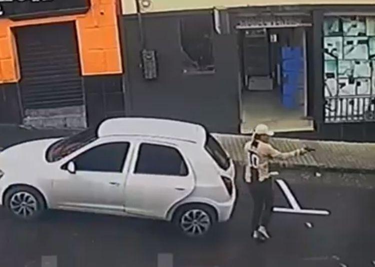 Jovem é executado a tiros dentro de bar no Centro de Manaus   