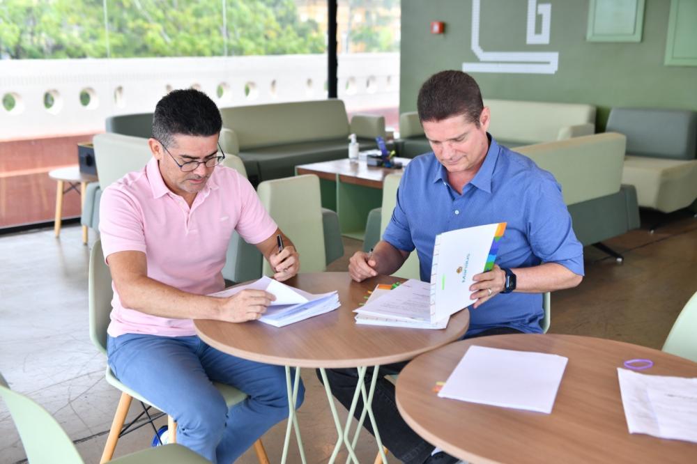 Prefeito David Almeida assina novas progressões de servidores da Educação de Manaus   