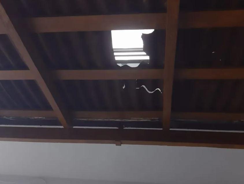 Bebê despenca de uma altura de 8 metros ao cair da varanda de casa