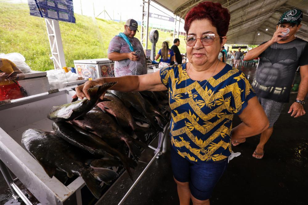 Primeiro dia do Feirão do Pescado comercializa mais de 60 toneladas em Manaus