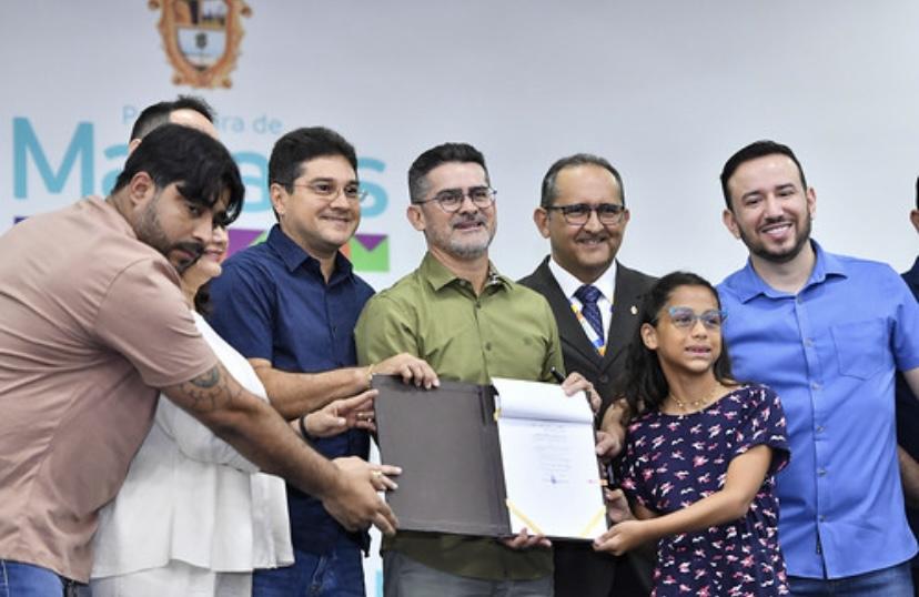 David Almeida amplia ‘Bolsa Idiomas’ para contemplar crianças a partir de 10 anos em Manaus
