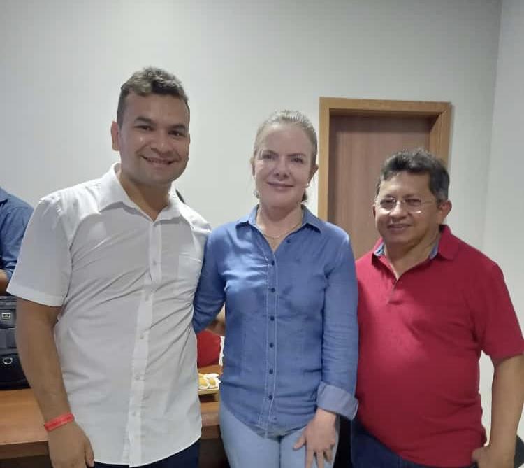 Dirigente do PT de Parintins participa de encontro com a presidente nacional do partido, Gleisi Hoffman, em Manaus