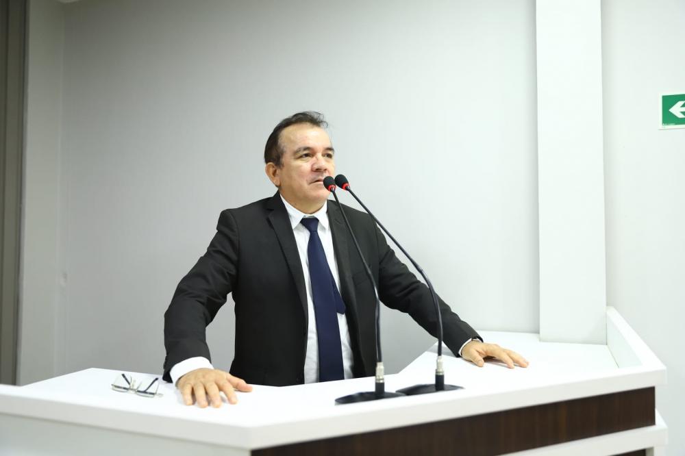 Massilon dá entrada em projeto que cria Emenda Impositiva em Parintins